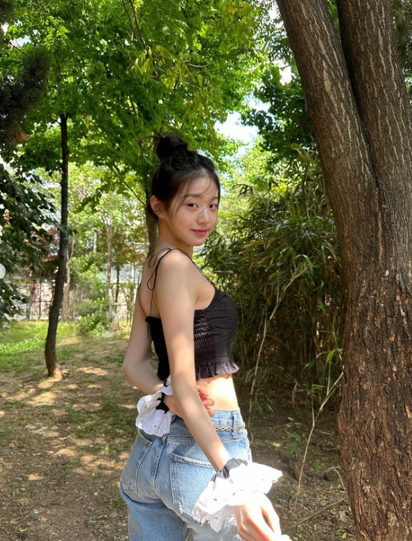 튜브탑 나시 한쪽 끈 내리고…섹시 레전드 갱신한 장원영 튜브탑 나시 한쪽 끈 내리고…섹시 레전드 갱신한 장원영