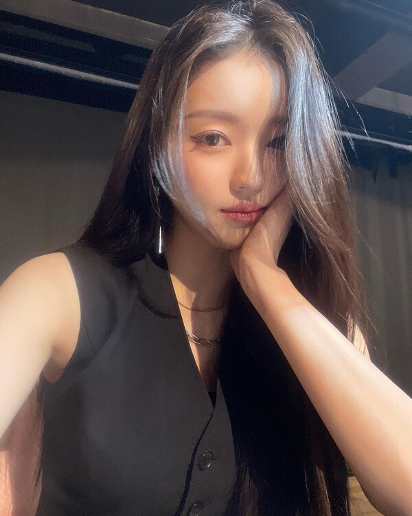 오마이걸 유아, 고혹적인 매력 과시…오늘도 열일하는 미모